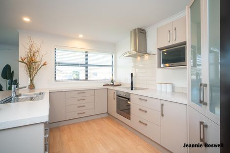 Photo of property in 8 Medallion Court, Kelvin Grove, Palmerston North, 4414