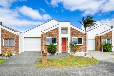 Photo of property in 5/16 Vinograd Drive, Te Atatu Peninsula, Auckland, 0610