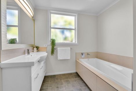 Photo of property in 568 South Road, Omata, New Plymouth, 4374