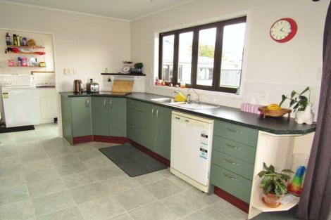 Photo of property in 14 Edgecombe Street, Newlands, Wellington, 6037