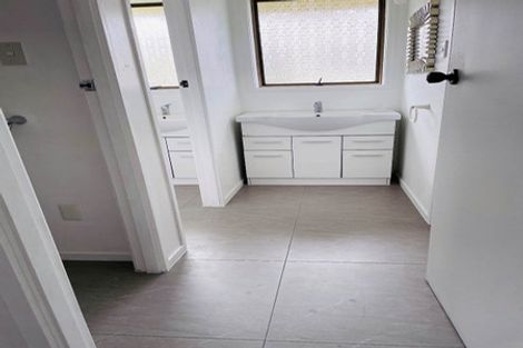 Photo of property in 18 Lewisham Street, Highland Park, Auckland, 2010