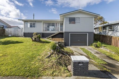 Photo of property in 124 Gloaming Hill, Titahi Bay, Porirua, 5022