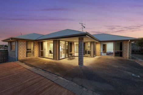 Photo of property in 80 Farnborough Drive, Grandview Heights, Hamilton, 3200