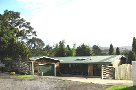 Photo of property in 23 Easter Parade, Glen Eden, Auckland, 0602