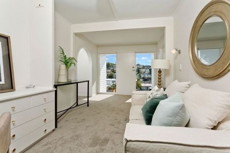 Photo of property in 18 Wykeham Place, Glenfield, Auckland, 0629