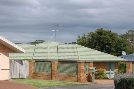 Photo of property in 29 Heversham Place, Glendene, Auckland, 0602