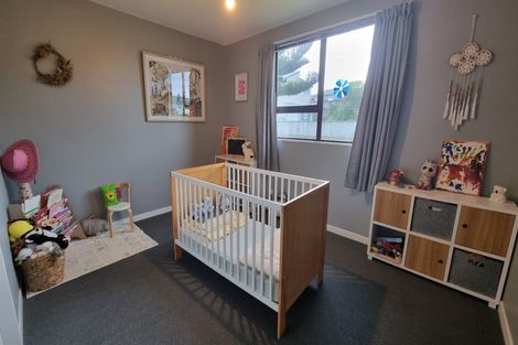 Photo of property in 4 Crown Hill, Titahi Bay, Porirua, 5022