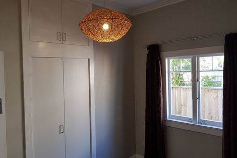 Photo of property in 5a Queen Mary Avenue, New Lynn, Auckland, 0600