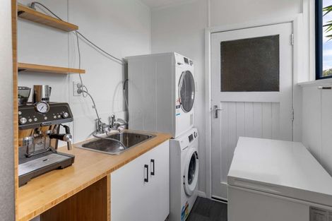 Photo of property in 25 Woodleigh Street, Frankleigh Park, New Plymouth, 4310