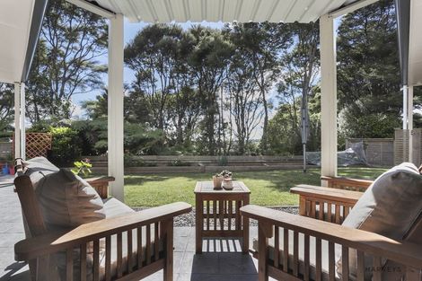 Photo of property in 25 Longfellow Parade, Glen Eden, Auckland, 0604