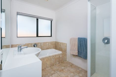 Photo of property in 26 Rising Parade, Fairview Heights, Auckland, 0632