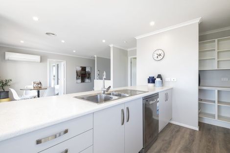 Photo of property in 3 Cessna Way, Newlands, Wellington, 6037