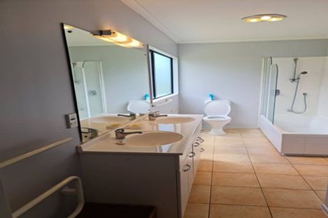 Photo of property in 1/35 Highgrove Lane, Totara Vale, Auckland, 0632