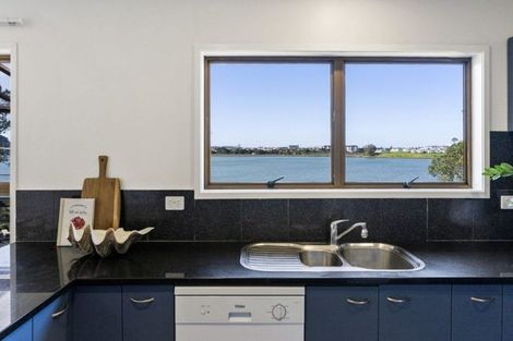Photo of property in 27 Ferry Parade, Herald Island, Auckland, 0618