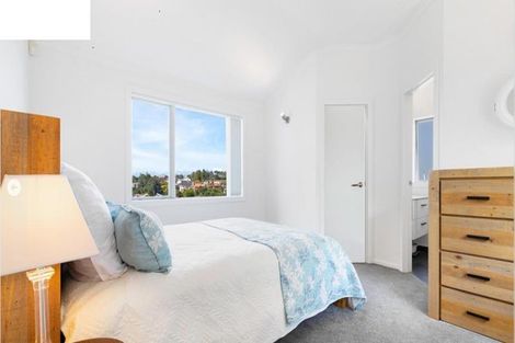 Photo of property in 2/19 Limmer Place, Browns Bay, Auckland, 0632