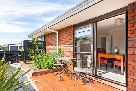 Photo of property in 6 Jensen Street, Hokowhitu, Palmerston North, 4410