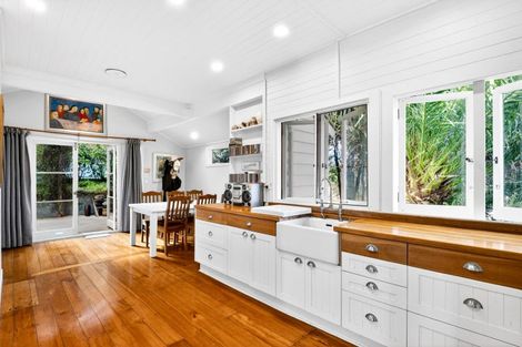 Photo of property in 8 Robertson Street, Russell, 0202