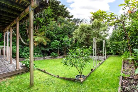 Photo of property in 2/8 Gray Crescent, Torbay, Auckland, 0630