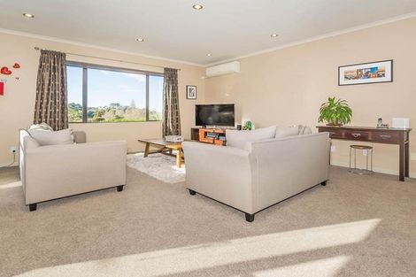 Photo of property in 2/18 Limmer Place, Browns Bay, Auckland, 0632