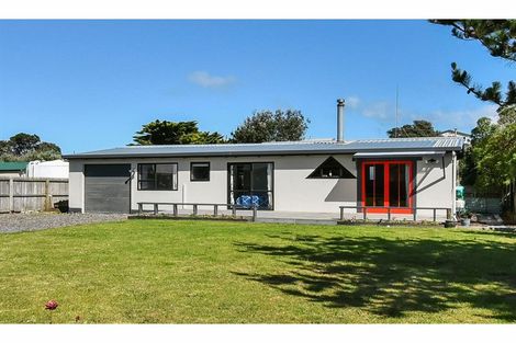 Photo of property in 9 Cordyline Road, Port Waikato, Tuakau, 2695