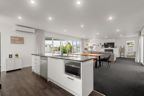 Photo of property in 10 Monaco Grove, Fitzherbert, Palmerston North, 4410