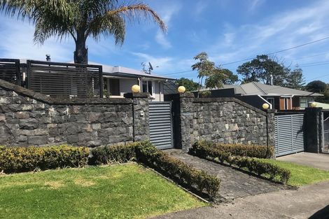 Photo of property in 6 Beazley Place, Glendene, Auckland, 0602