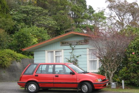 Photo of property in 6 Ward Place, Marfell, New Plymouth, 4310