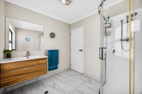 Photo of property in 2 Lumbarda Drive, Kumeu, 0810