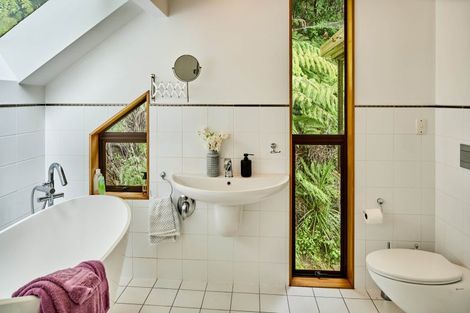 Photo of property in 9 Whiorau Grove, Lowry Bay, Lower Hutt, 5013