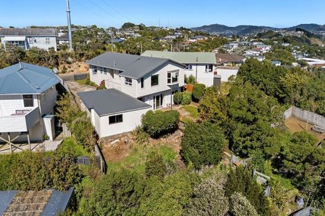 Photo of property in 32 Brooker Grove, Newlands, Wellington, 6037