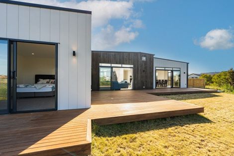 Photo of property in 67 Vaucluse Heights, Fitzherbert, Palmerston North, 4410