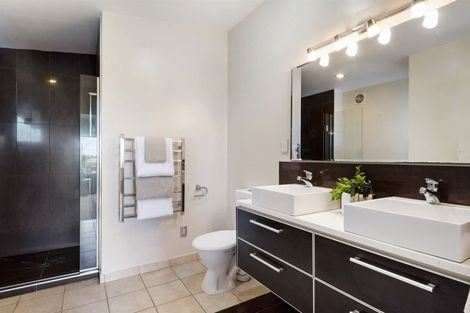 Photo of property in 2/71 Pupuke Road, Northcote, Auckland, 0627