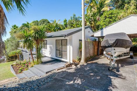 Photo of property in 2/8 Heatherleigh Rise, Northcross, Auckland, 0632