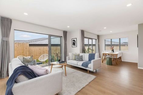 Photo of property in 24 Vinistra Road, Kumeu, 0810