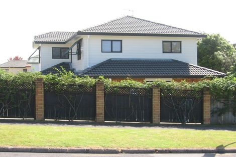 Photo of property in 16 Links Road, New Lynn, Auckland, 0600