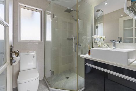 Photo of property in 627a Glenfield Road, Totara Vale, Auckland, 0629