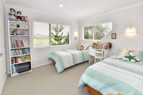 Photo of property in 168 Lakeside Drive, Orewa, 0931