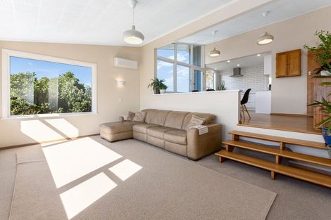 Photo of property in 2 Raroa Place, Pukerua Bay, 5026