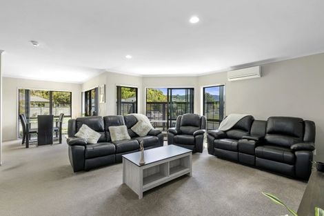 Photo of property in 15 Aragon Grove, Kingsley Heights, Upper Hutt, 5018