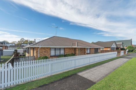 Photo of property in 2/1 Nelson Street, Papakura, 2110