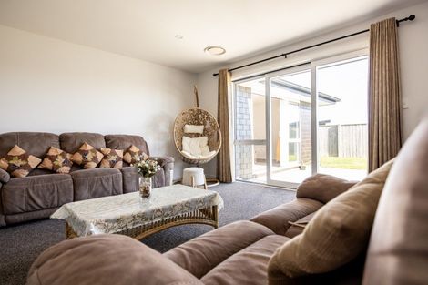 Photo of property in 47 Atlantic Drive, Fitzherbert, Palmerston North, 4410