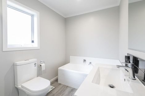 Photo of property in 3 Cessna Way, Newlands, Wellington, 6037