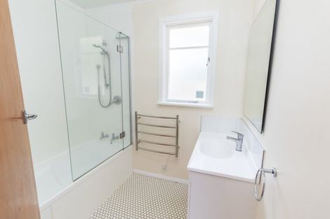 Photo of property in 19 Montreal Grove, Kingston, Wellington, 6021