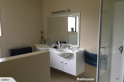 Photo of property in 4 Johnstone Drive, Fitzherbert, Palmerston North, 4410