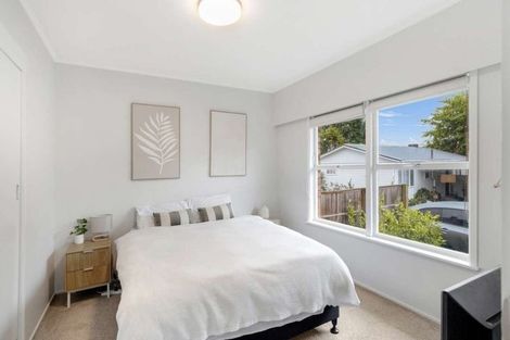 Photo of property in 2/8 Wykeham Place, Glenfield, Auckland, 0629