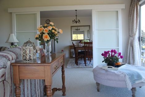 Photo of property in 50 Knightsbridge Drive, Forrest Hill, Auckland, 0620