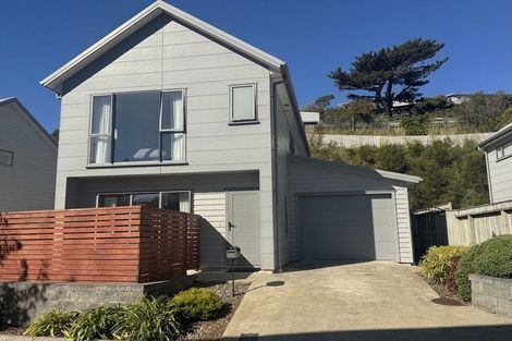 Photo of property in 16 Brindle Way, Newlands, Wellington, 6037