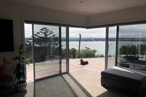 Photo of property in 27 The Brae, Mount Pleasant, Christchurch, 8081