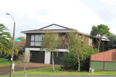 Photo of property in 22 Lexington Drive, Botany Downs, Auckland, 2010