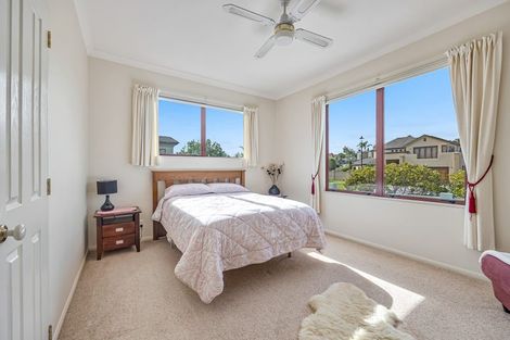 Photo of property in 5 Courtneys, West Harbour, Auckland, 0618